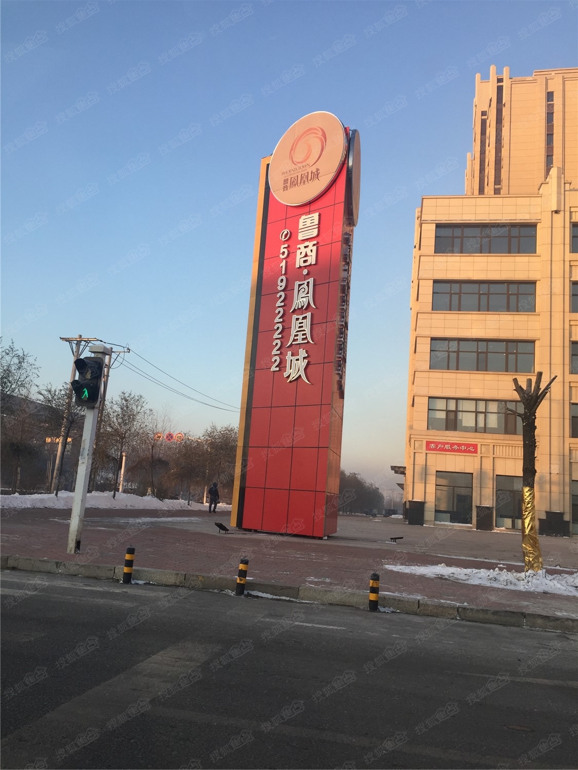 鲁商凤凰城路口指示牌实景图